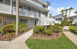 125 RIVER BEND Place unit: Bld. D, Welaka, FL 32193