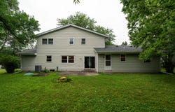 821 Buckingham Cir, Hartland, WI 53029