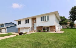 2511 EMERALD Drive, Davenport, IA 52806