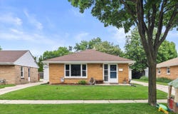 7030 W Lakefield Dr, Milwaukee, WI 53219