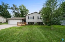 1513 E Sylvan Cir, Brandon, SD 57005