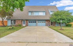 2920 SW Arrowhead RD, Topeka, KS 66614