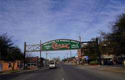 903 S OAK Avenue, Mineral Wells, TX 76067