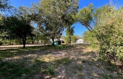 1005 W 8th St, Cameron, TX 76520