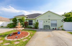 418 SE Essex Drive, Port St. Lucie, FL 34984