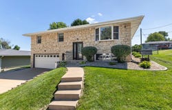 1874 Vizaleea, Dubuque, IA 52002