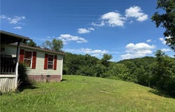 3262 Leatherwood Road, Elkview, WV 25045