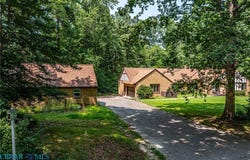 901 Oak Lane, Kilmarnock, VA 22482