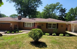 8 Deep River Drive, Hobart, IN 46342