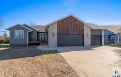 813 E Heatherwood Dr, Brandon, SD 57005