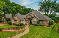 2 River Crest Court, Mansfield, TX 76063