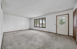 805 W 17th St, Vinton, IA 52349