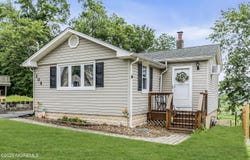 208 Hilltop Boulevard, Cliffwood, NJ 07735