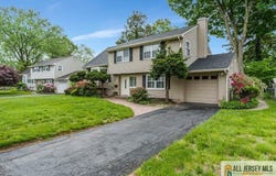 10 Lauri Lane, Middlesex, NJ 08846
