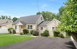 12 Robinson Dr, Woodland Park, NJ 07424-2929