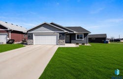 422 Thelma Ave, Harrisburg, SD 57032