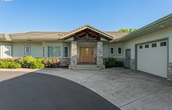 245 FAIRWAY VILLAGE LN, Roseburg, OR 97471
