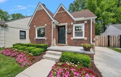 1450 Hampton Road, Grosse Pointe Woods, MI 48236