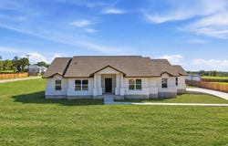 70 Log Cabin Way, Poteet, TX 78065