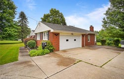 136 N Chillicothe Road, Aurora, OH 44202