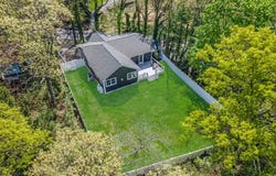 40 Friendly Road, Smithtown, NY 11787