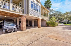 207 Washington Avenue, Ocean Springs, MS 39564