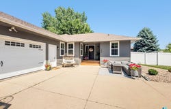 208 W Chapelwood Dr, Brandon, SD 57005