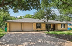 2305 Gladnell ST, Taylor, TX 76574