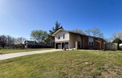 616 Idlewild Dr, Hutchinson, KS 67502