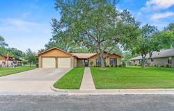 108 Meadow Creek Dr, Schulenburg, TX 78956