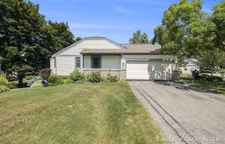 40 Skyline Circle NW, Grand Rapids, MI 49504