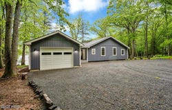 105 Cherry Point Court, Hawley, PA 18428