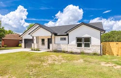 907 Fannin ST, Lockhart, TX 78644