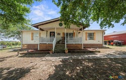 140 Private Road 801, Lott, TX 76656
