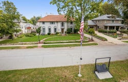 345 Edgewater Drive, Mishawaka, IN 46545-6910