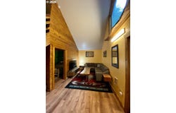 71010 E MCFARLAND Rd, Rhododendron, OR 97049