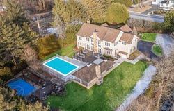 9 Vanderbilt Parkway, Dix Hills, NY 11746