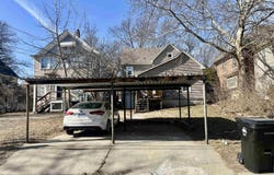 1614 SW College AVE, Topeka, KS 66604