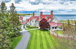 34 Willow Avenue, North Hampton, NH 03862