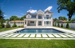 92 Oliver Rd, Paramus Boro, NJ 07652-3729