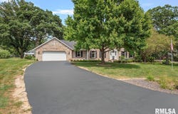 4 Red Bud Run, Sherman, IL 62684
