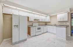 2330 SE BROOKWOOD Ave, Hillsboro, OR 97123