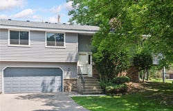 1042 Pontiac Lane, Chanhassen, MN 55317
