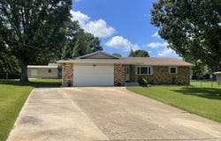 2105 Oakridge Drive, Ava, MO 65608