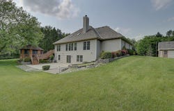 S32w32807 Bethania Ln, Dousman, WI 53118