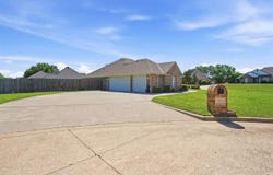 303 Azalea Ln, Cache, OK 73527