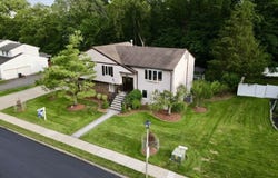 6 Gateway Ct, Waldwick Boro, NJ 07463-1350