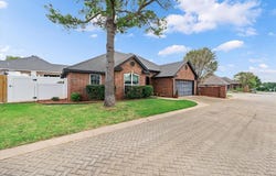 1422 N Canyon Way, Guthrie, OK 73044