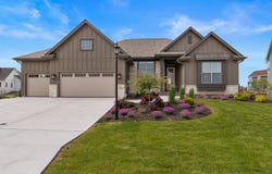 N55w19373 Red Crown Ln, Menomonee Falls, WI 53051