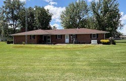 1622 Sunset Dr., Carmi, IL 62821